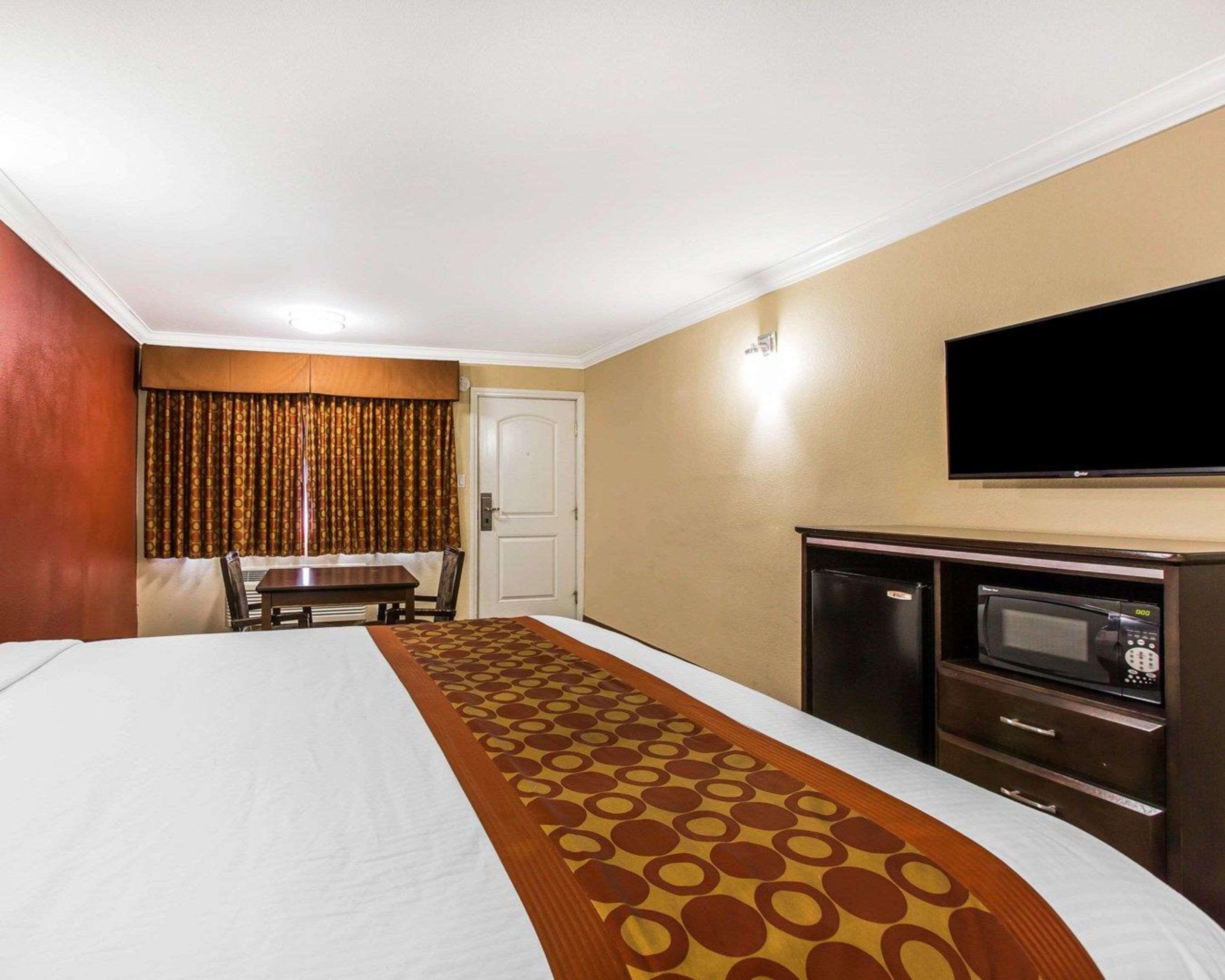 Rodeway Inn & Suites Corona Dış mekan fotoğraf