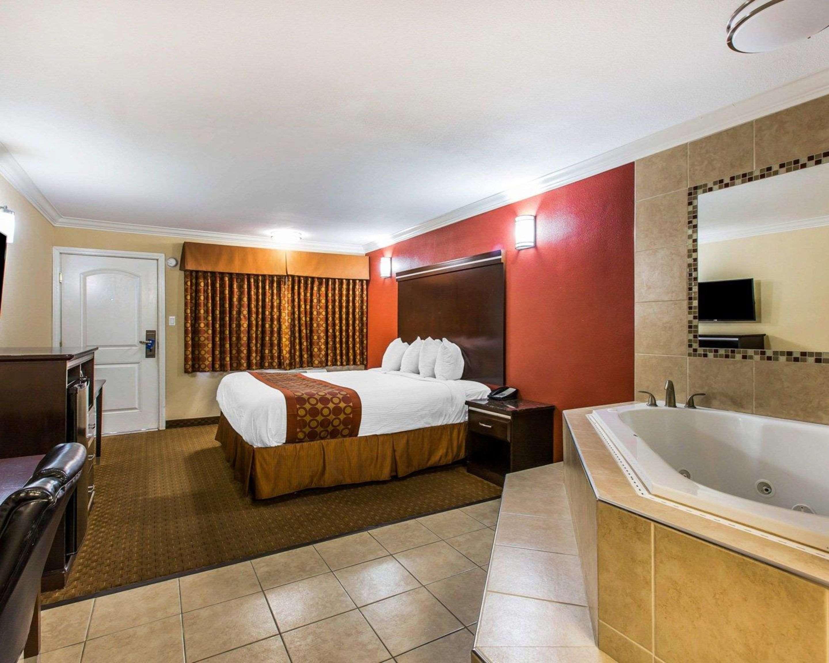 Rodeway Inn & Suites Corona Dış mekan fotoğraf