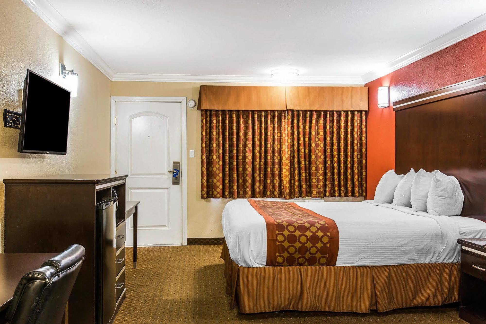 Rodeway Inn & Suites Corona Dış mekan fotoğraf